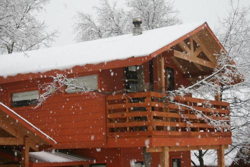 a cabin with snow on the roof at Cabañas Tronco Mayen in Las Trancas