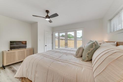 Ένα ή περισσότερα κρεβάτια σε δωμάτιο στο Convenient Family-Friendly Location Texarkana Gem