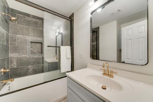 Ένα μπάνιο στο Convenient Family-Friendly Location Texarkana Gem