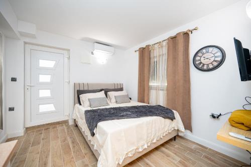 Postel nebo postele na pokoji v ubytování Apartments with parking spaces Bibinje, Zadar - 16188