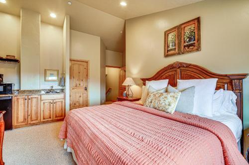 Un dormitorio con una cama grande con una manta roja. en Hot Tub and Mtn-View Deck Townhome in Eden, en Eden