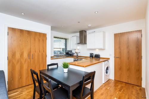 Η κουζίνα ή μικρή κουζίνα στο 2Bed Ground Floor-Free Parking