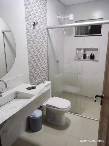 Ένα μπάνιο στο Linda casa com piscina