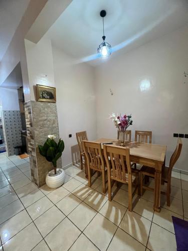 Oulad Yakoubにあるappartement nouveau sala al jadidaの木製のテーブルと椅子のあるダイニングルーム