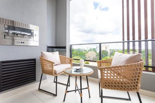una stanza con due sedie, un tavolo e una finestra di Hestia at Asuncion Cozy Bright & Smart 2BDR ad Asunción