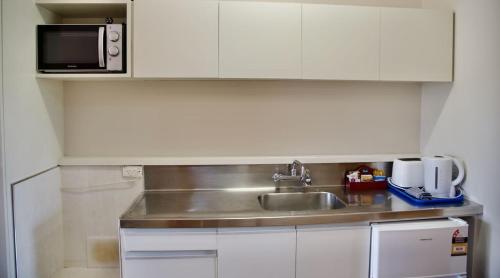 Η κουζίνα ή μικρή κουζίνα στο Aotea Lodge Porirua