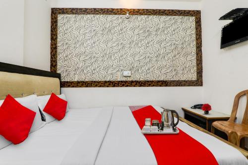 Una cama o camas en una habitación de Hotel O Radhey Shyam Inn