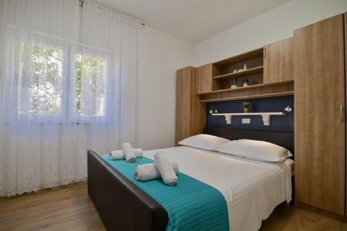 Apartments with parking space Trogir - 24144
