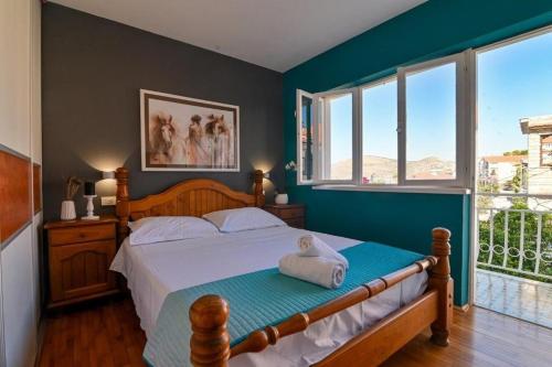 Apartments with parking space Trogir - 24144