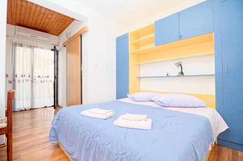 Кровать или кровати в номере Apartments by the sea Zivogosce - Blato, Makarska - 24290