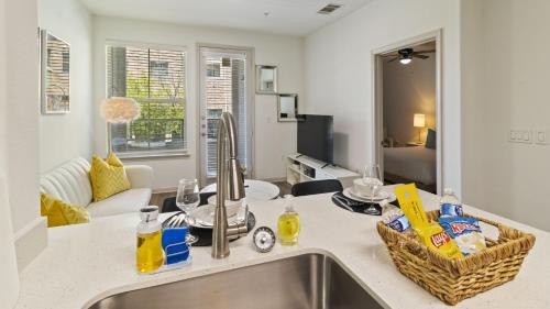 una cocina con fregadero y encimera en Cozy 1bd Apartment, en Frisco