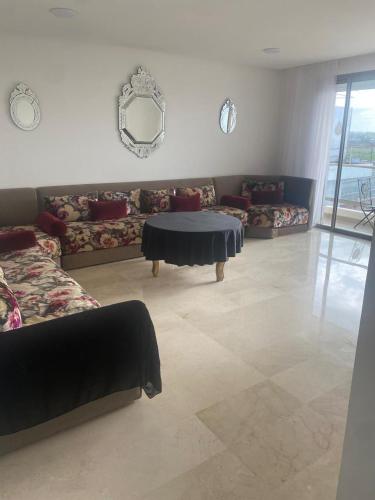 a living room with a couch and a table at Charmant appartement à Anfa in Casablanca