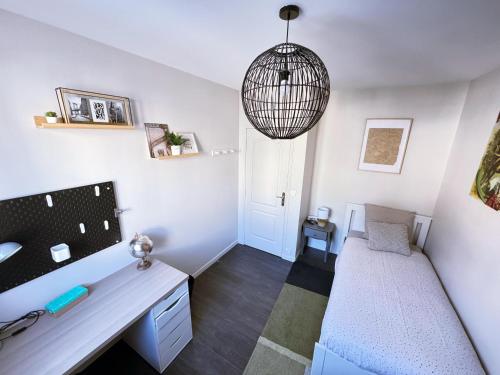 Cette chambre comprend un bureau, un lavabo et un miroir. dans l'établissement Cosy Room, à Villejuif