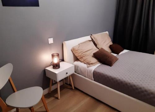 - une petite chambre avec un lit, une table et une chaise dans l'établissement Cannes centre avec parking et jardin, à Cannes