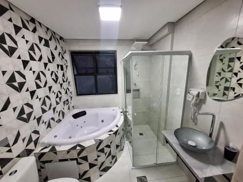 un baño con lavabo y ducha en Flat da Belly 904-A, en São Vicente