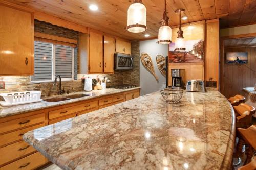 eine große Küche mit einer großen Marmorarbeitsplatte in der Unterkunft Little Red Cabin with a Hot Tub BBQ plus large Yard in Sugarloaf