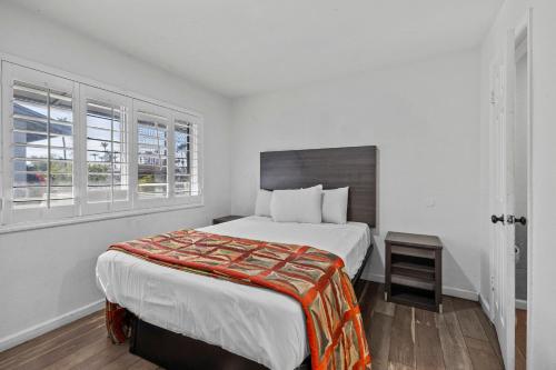 Postel nebo postele na pokoji v ubytování American Executive Inn Mesa