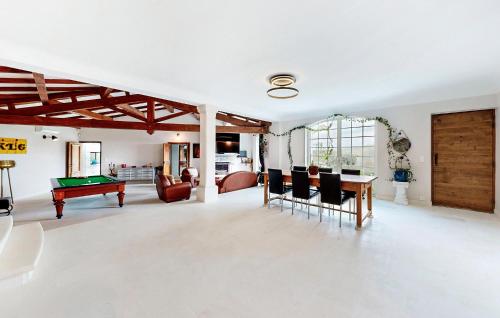 - un salon avec un billard et une table de ping-pong dans l'établissement Beautiful Home In Malataverne, à Malataverne