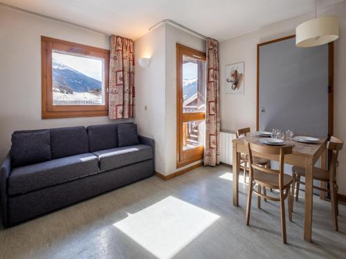 un salon avec un canapé et une table dans l'établissement Apartment 1 Room with Balcony for 2 People- Val-Cenis Le Haut, à Lanslevillard