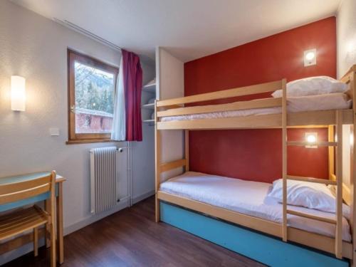 une chambre avec deux lits superposés et un bureau dans l'établissement 2 Room Apartment for 5 People Balcony, à Lanslevillard