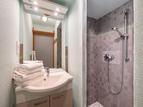 une salle de bain avec un lavabo et une douche dans l'établissement 2 Room Apartment for 5 People Balcony, à Lanslevillard