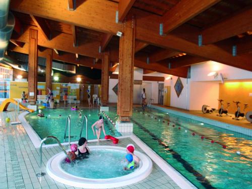 une piscine avec des gens jouant dans une piscine dans l'établissement 2 Room Apartment for 5 People Balcony, à Lanslevillard