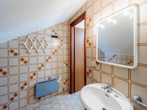 un baño con lavabo y espejo en Appartement in Loano, en Loano