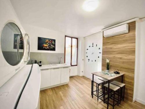 La salle de bains est pourvue d'une baignoire, d'une table et d'un lavabo. dans l'établissement Charming flat - 1BDR 2P - Montargis centre, à Montargis