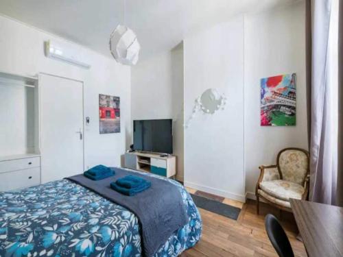 une chambre avec un lit, une télévision et une table dans l'établissement Charming flat - 1BDR 2P - Montargis centre, à Montargis