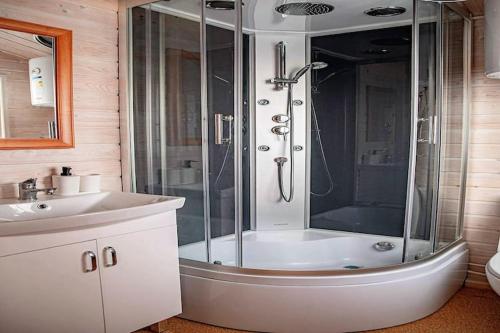 une salle de bain avec douche et lavabo dans l'établissement Holiday Home Dziwnówek near Baltic Sea, à Dziwnówek