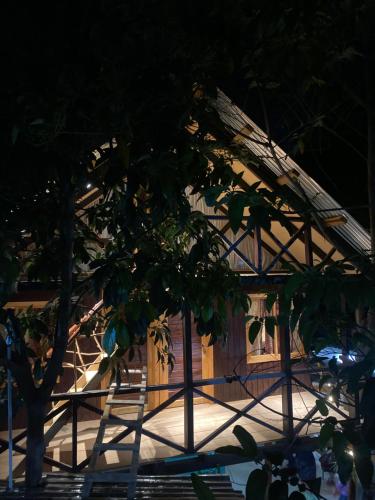 Το κτήριο όπου στεγάζεται  το δωμάτιο σε οικογενειακή κατοικία