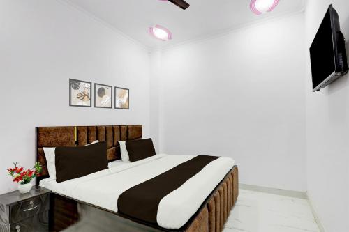 Ένα ή περισσότερα κρεβάτια σε δωμάτιο στο Hotel The Arrow Near Paschim Vihar