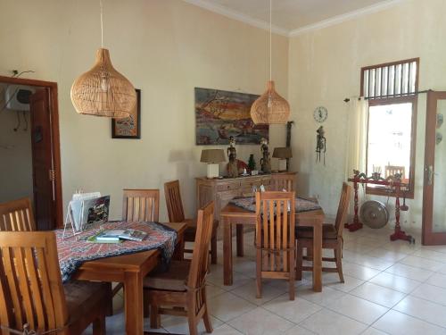 a dining room with a table and chairs in a room at Guesthouse Rumah Senang in Kalibaru