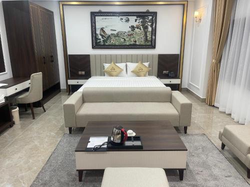 a hotel room with a bed and a table at Nguyễn Đức DC Hotel & Spa in Hai Phong