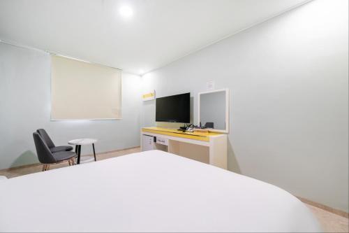 Una televisión o centro de entretenimiento en Taean Manripo Feel Hotel