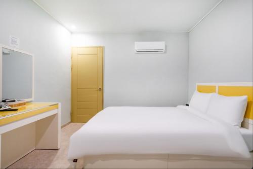 Cama o camas de una habitación en Taean Manripo Feel Hotel