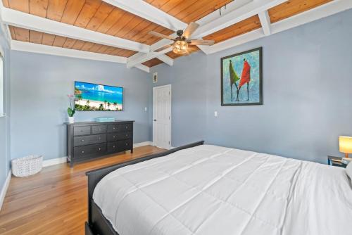 a bedroom with a bed and a ceiling fan at Waterfront Gem , private boat dock , ocean access in Fort Lauderdale