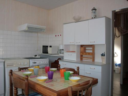 - une cuisine avec une table et des bols dans l'établissement Maison de vacances idéale entre plage et commerces - FR-1-22-219, à La Tranche-sur-Mer
