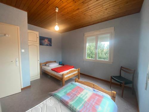 une chambre avec deux lits et une fenêtre dans l'établissement Maison de vacances idéale entre plage et commerces - FR-1-22-219, à La Tranche-sur-Mer