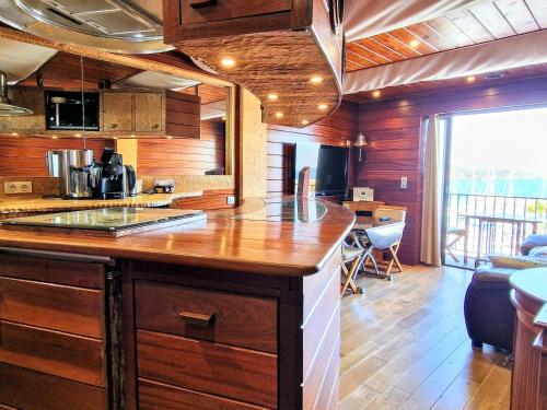 - une cuisine avec une grande île dans une chambre dans l'établissement Appartement 4 pers, 5 étoiles, vue mer - FR-1-309-167, à Banyuls-sur-Mer