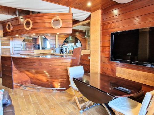 Il comprend une cuisine et une salle à manger avec une table et une télévision. dans l'établissement Appartement 4 pers, 5 étoiles, vue mer - FR-1-309-167, à Banyuls-sur-Mer