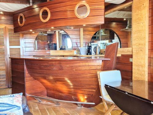 - une cuisine avec un comptoir en bois et une table dans l'établissement Appartement 4 pers, 5 étoiles, vue mer - FR-1-309-167, à Banyuls-sur-Mer