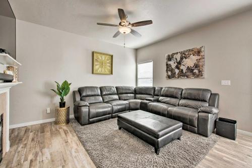 Χώρος καθιστικού στο Mtn View Townhome, Pool, BBQ, 17 Mi to Snowbird