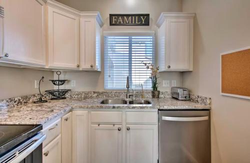 Η κουζίνα ή μικρή κουζίνα στο Mtn View Townhome, Pool, BBQ, 17 Mi to Snowbird
