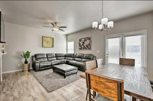 Χώρος καθιστικού στο Mtn View Townhome, Pool, BBQ, 17 Mi to Snowbird