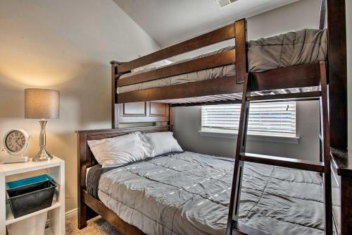 Ένα ή περισσότερα κρεβάτια σε δωμάτιο στο Mtn View Townhome, Pool, BBQ, 17 Mi to Snowbird