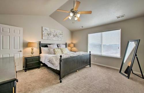 Ένα ή περισσότερα κρεβάτια σε δωμάτιο στο Mtn View Townhome, Pool, BBQ, 17 Mi to Snowbird
