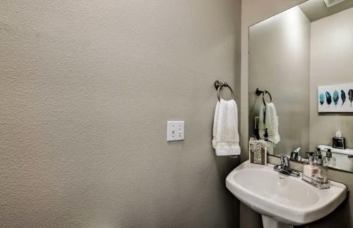 Ένα μπάνιο στο Mtn View Townhome, Pool, BBQ, 17 Mi to Snowbird
