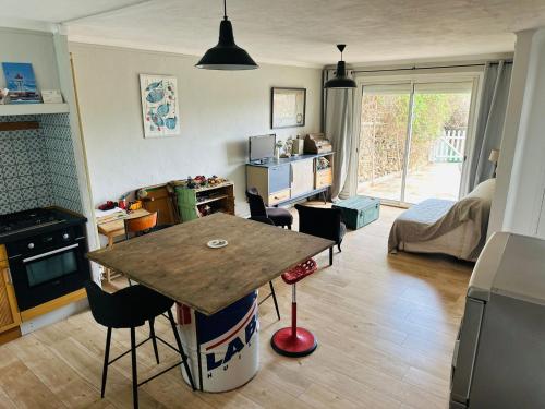 Photo de la galerie de l'établissement Maison individuelle avec jardin pour 6 personnes près du centre-ville - FR-1-309-189, à Port-Vendres