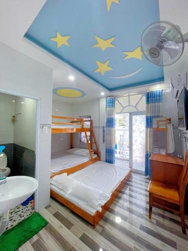 una camera con un letto a castello con stelle sul soffitto di Khách sạn Lý Phú Quý a Phan Thiet